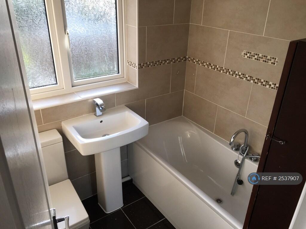 Main Bathroom 
