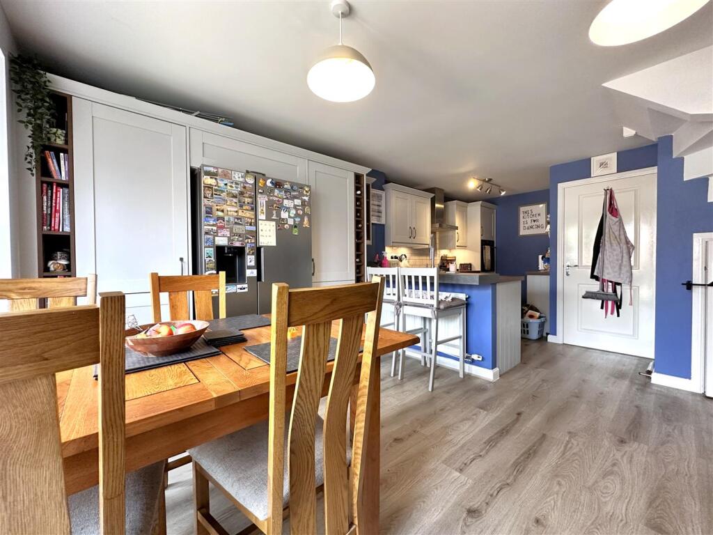 Spacious Dining Kitchen 839