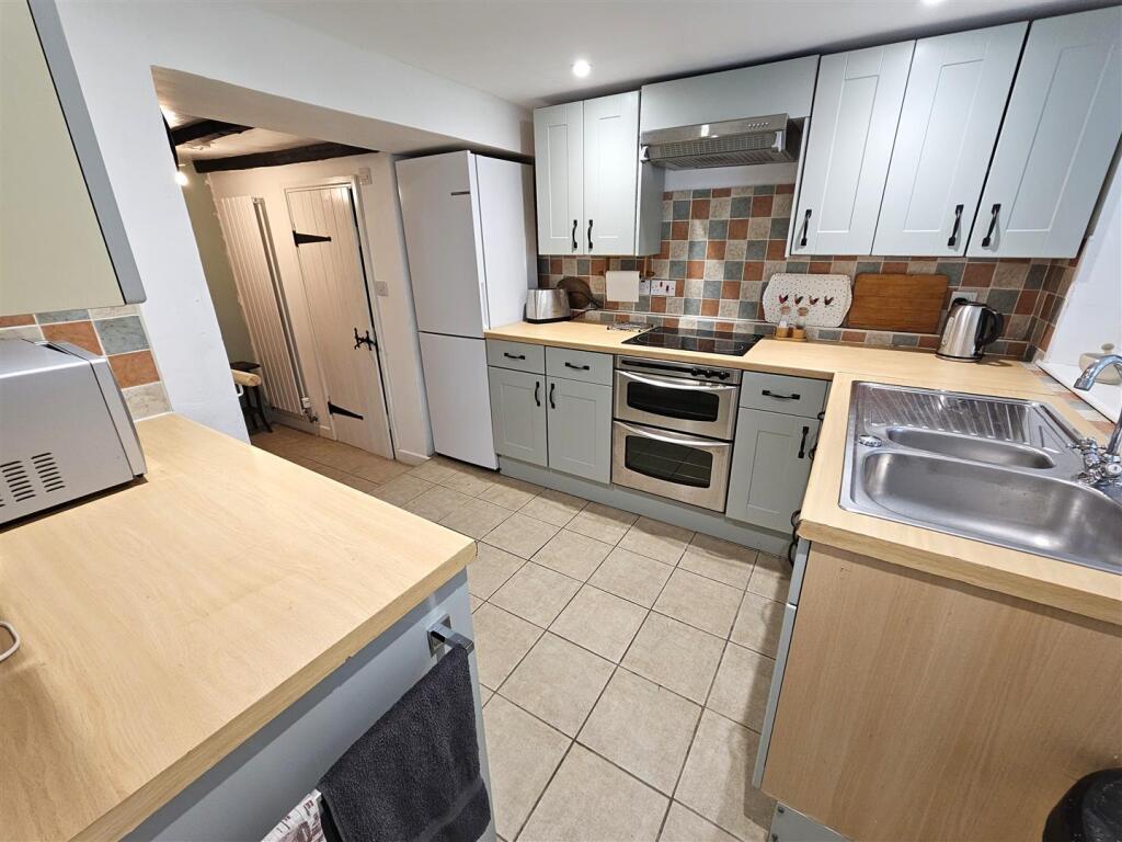 Kitchen (2).jpg