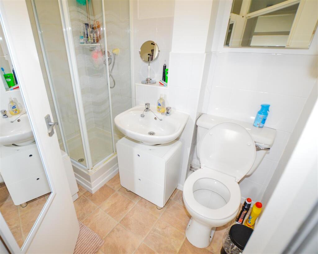 Bathroom 1.jpg
