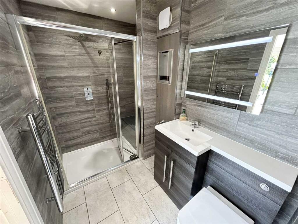 EN-SUITE SHOWER ROOM