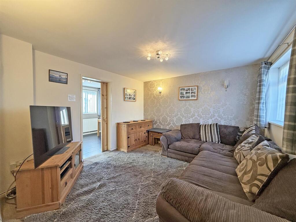 Malory Close 28 - Lounge FRONT PAGE.jpg