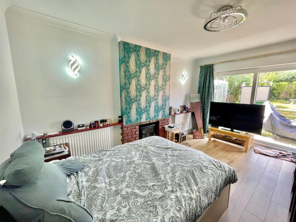 25 Elmroyd Ave Bed 1.jpg