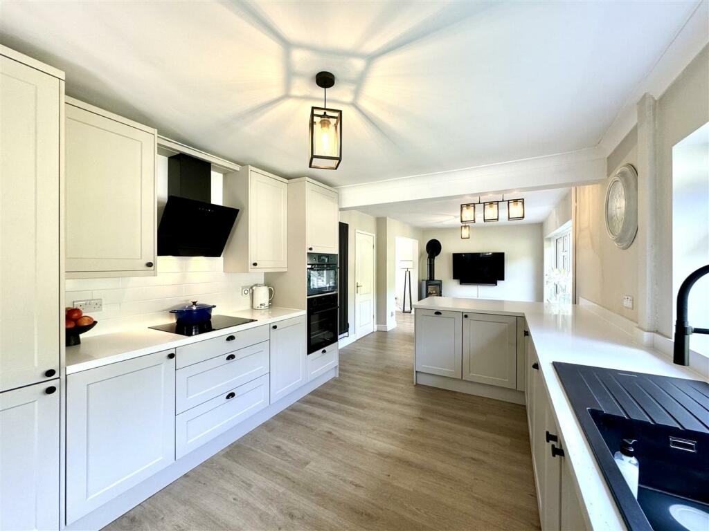 KITCHEN/BREAKFAST AREA