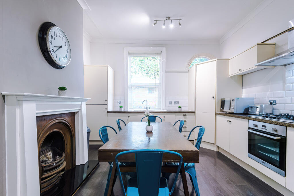 16 Buckingham Mount Kitchen 1