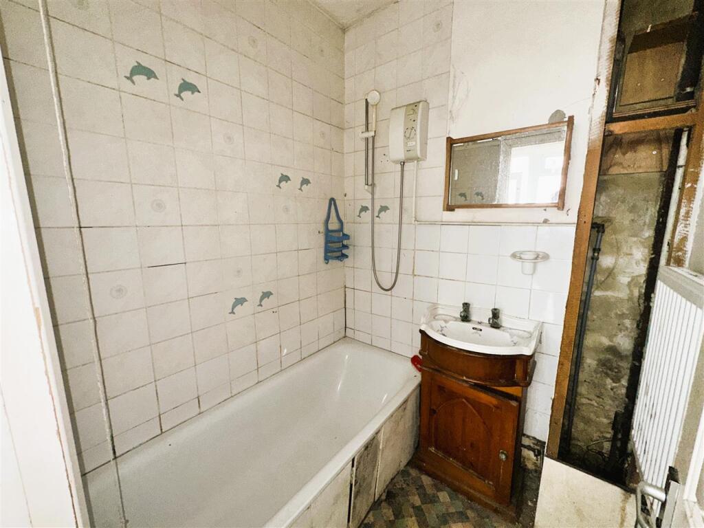 University Road Colliers Wood London 2 bed flat fo
