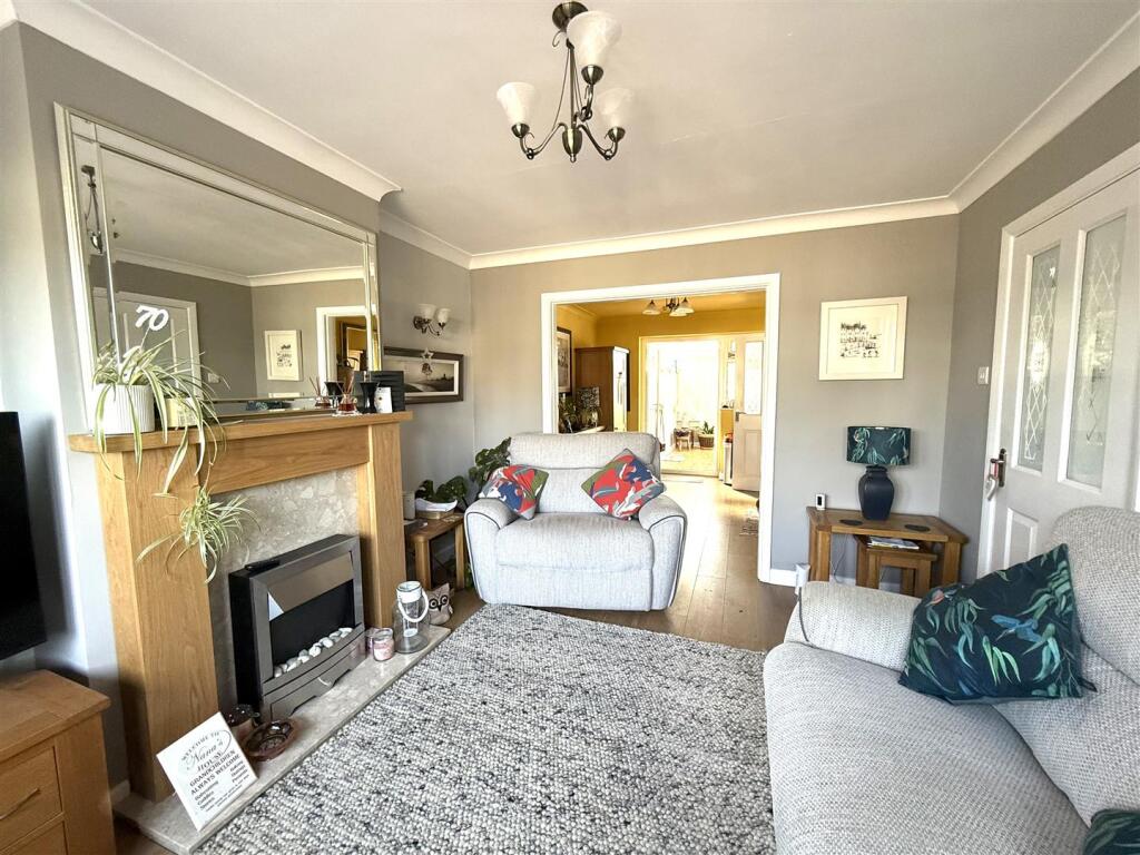 owens close lounge.jpeg