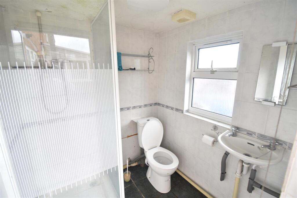 OUTSIDE SHOWER ROOM.JPG