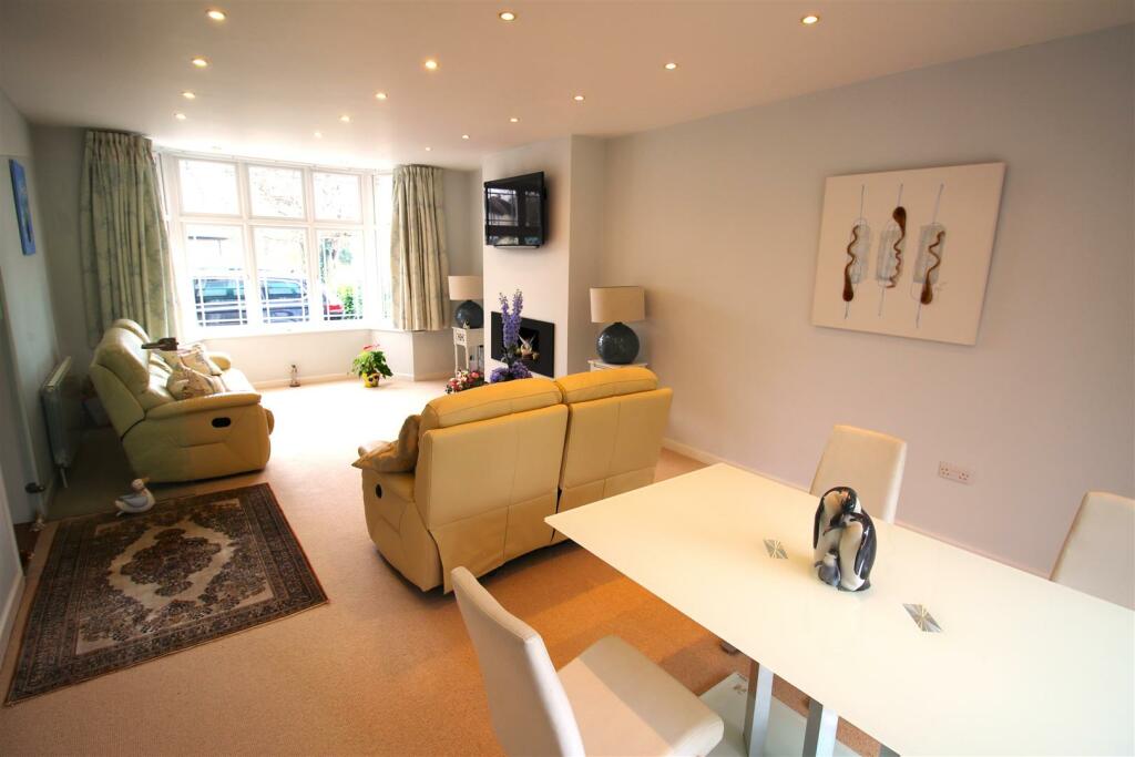 LOUNGE/DINER