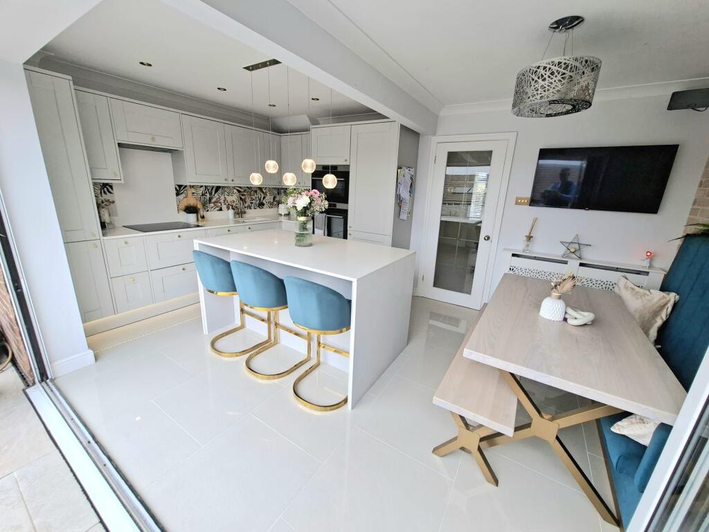 KITCHEN/BREAKFAST ROOM