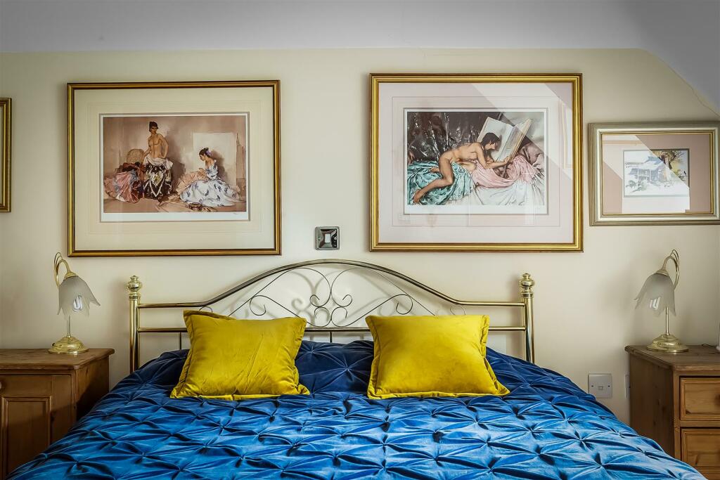 Main bedroom 2.jpg