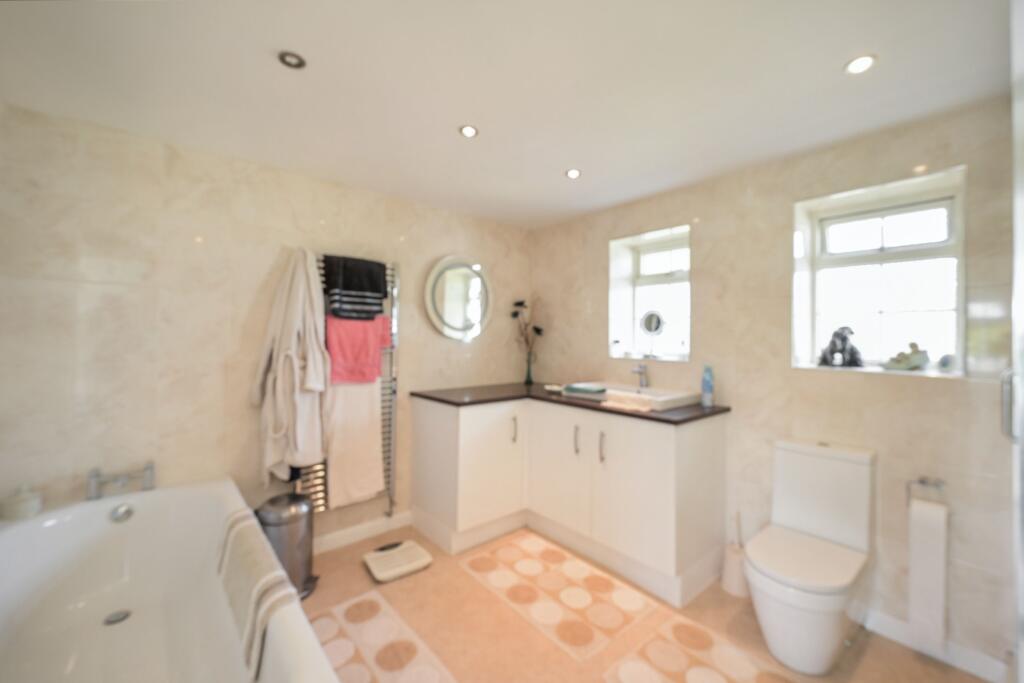 Chellows Gate, Chellows Lane, Crowhurst, Lingfield, Surrey RH7 6LU