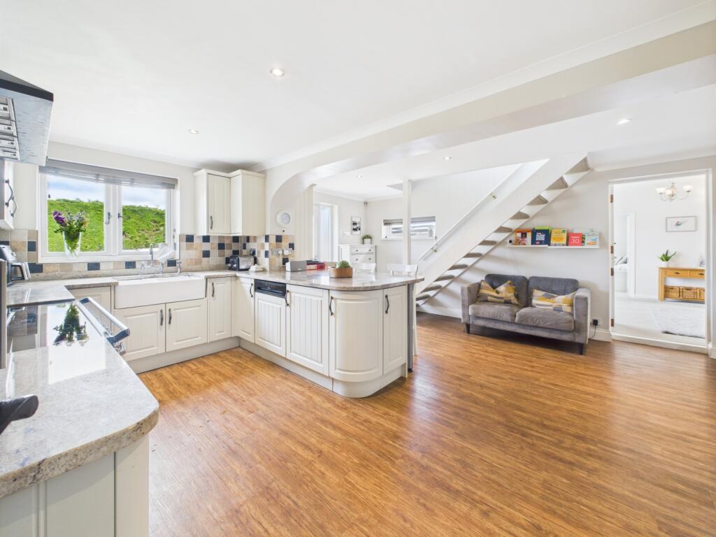 CAM02023G0-PR0150-STILL034