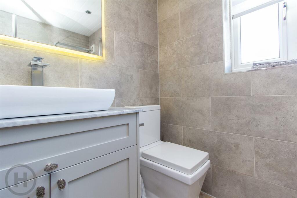 Bathroom (2).jpg