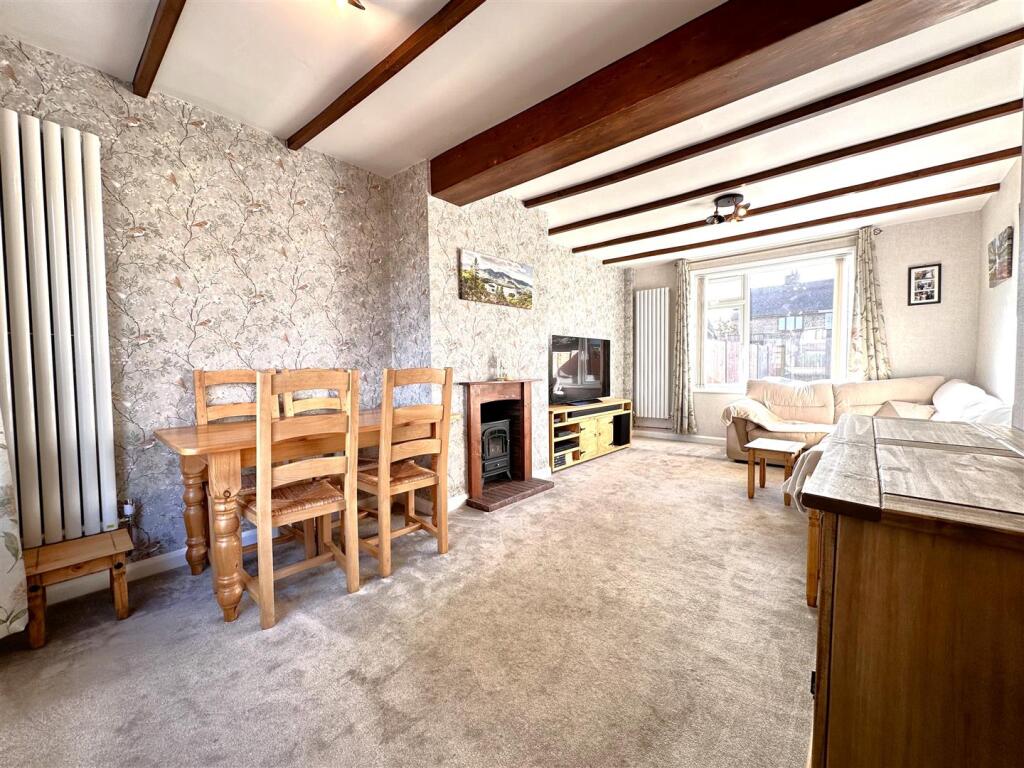 Beamed Lounge/Diner 318