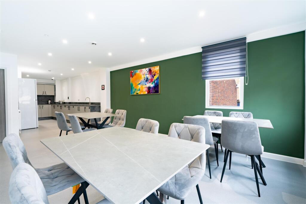 Communal dinning area.JPG