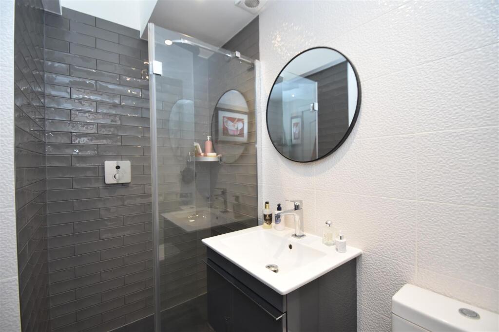 Bathroom (3).JPG