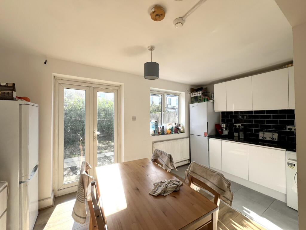 5 Bedrooms Flat to rent in Tooting Broadway