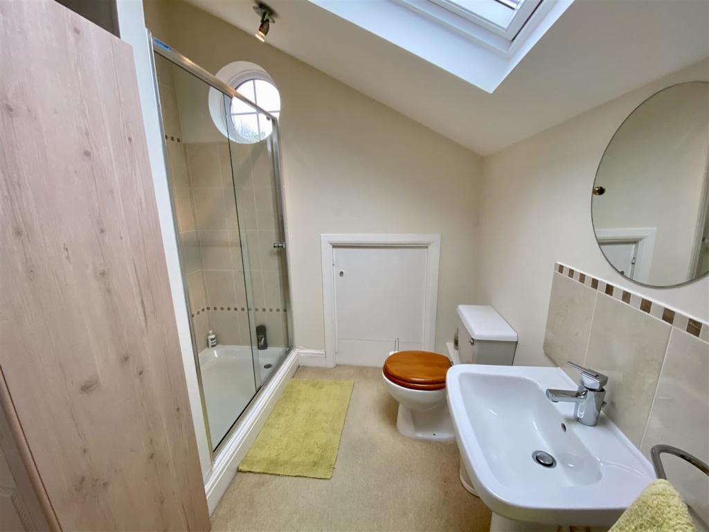 EN-SUITE SHOWER ROOM