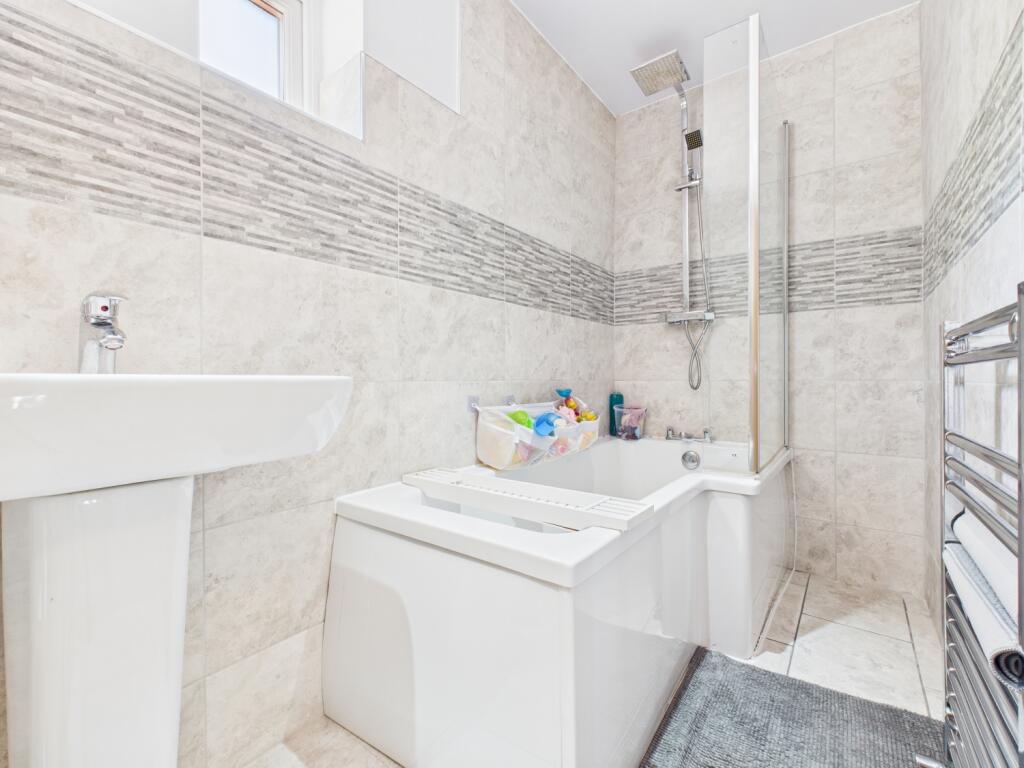 CAM03729G0-PR0090-STILL024