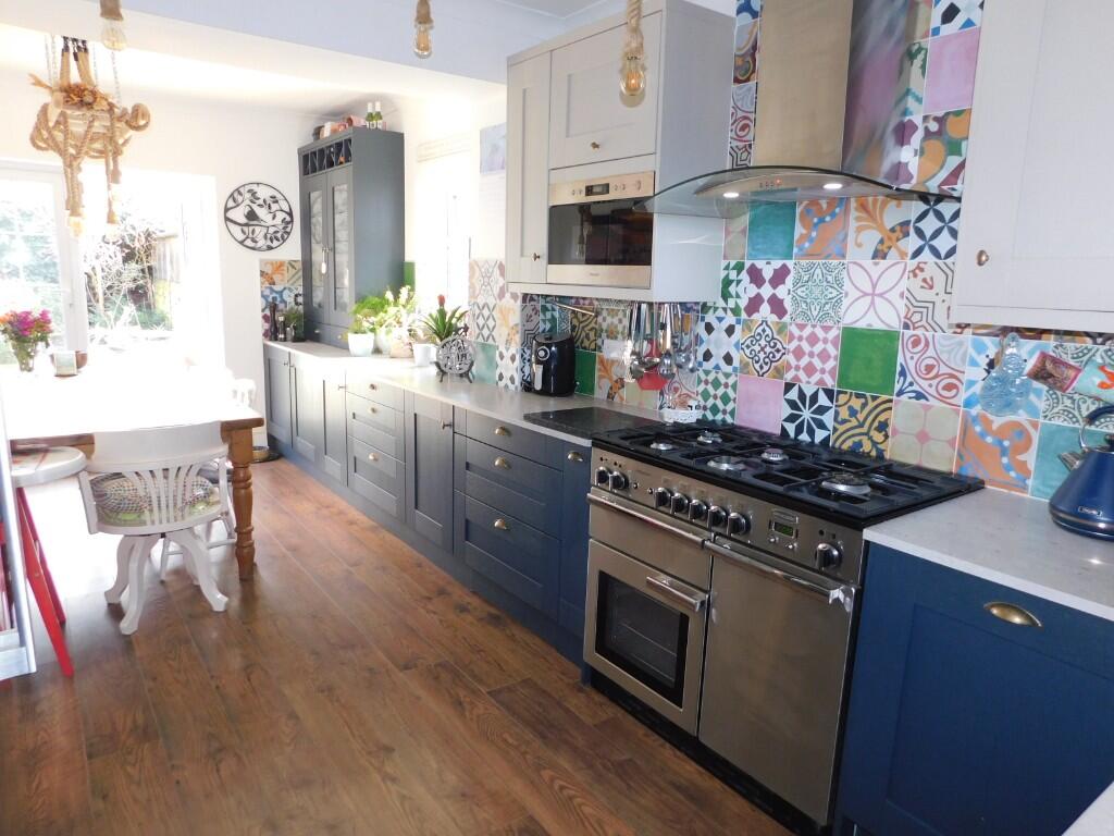 MAIN KITCHEN