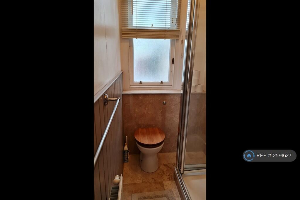 Wc In Three Piece Bathroom Suite