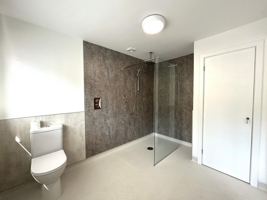 Wet Room Photo 2