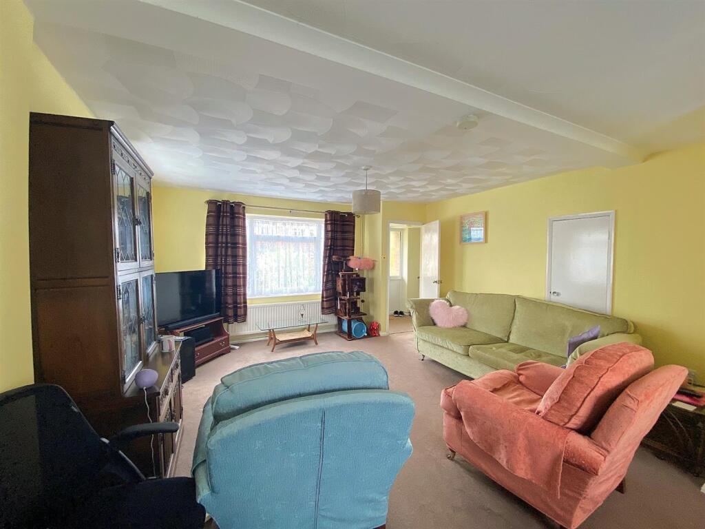 60 Gwyneth Grove - Lounge3.jpg