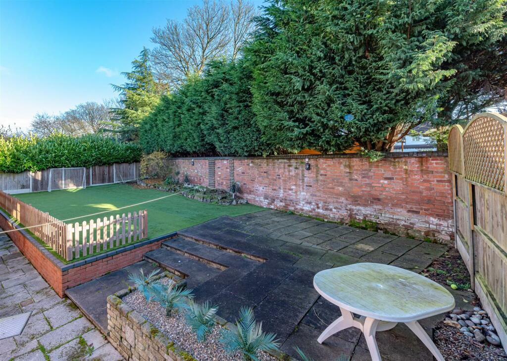 6 Redmoor Gardens-External 3.jpg