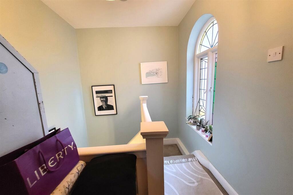FIRST FLOOR LANDING: