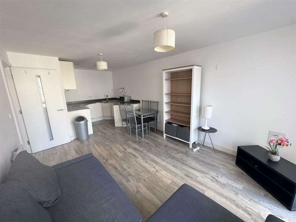 Lounge/Kitchen