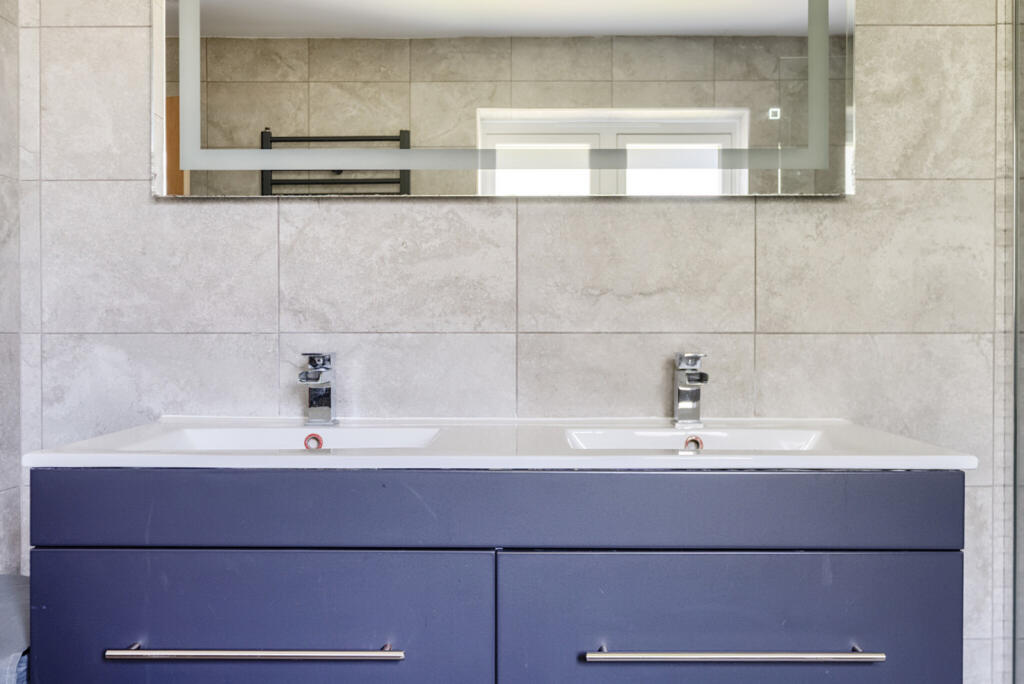 1336098-8-689b46d...