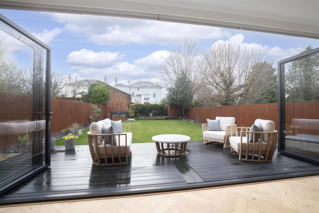 4 Walnut Close-10.jpg