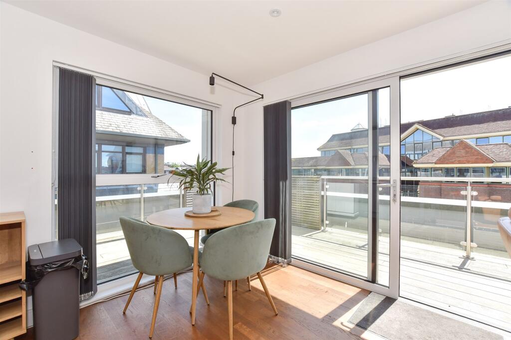 Lounge/Kitchen