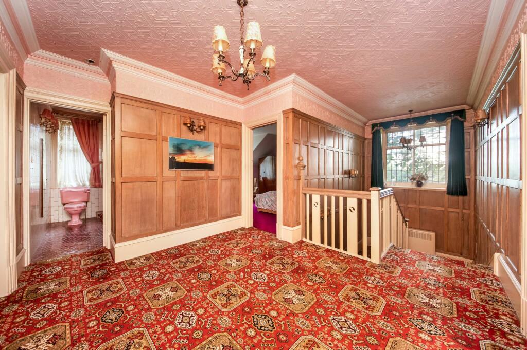 FIRST FLOOR LANDING