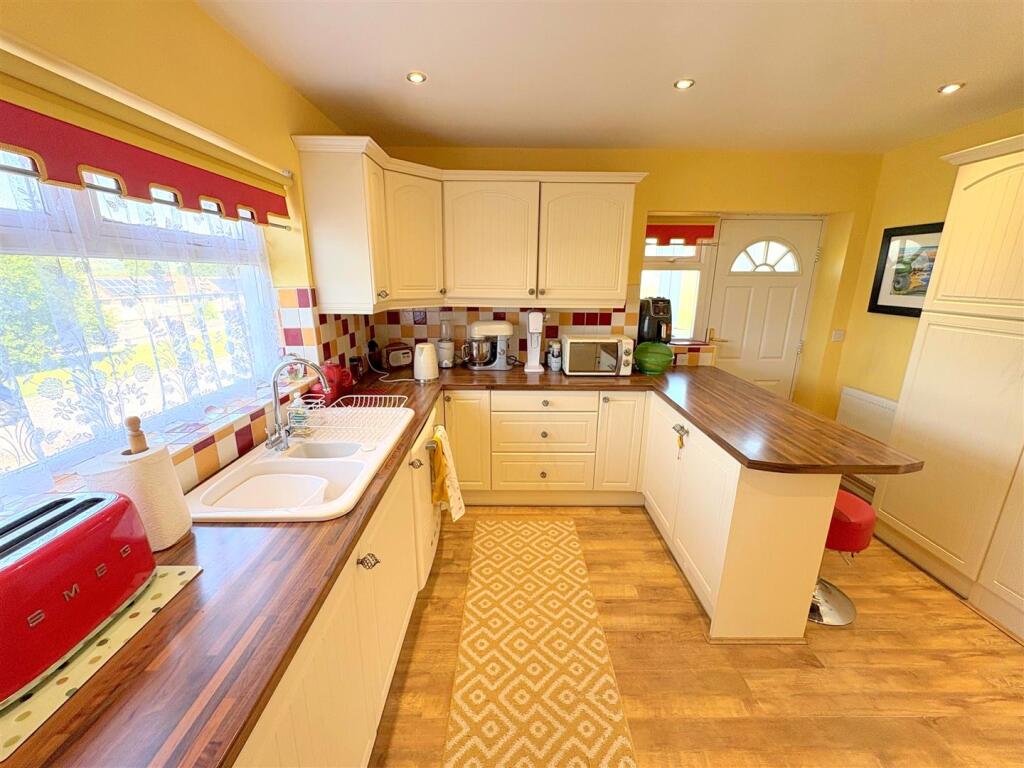 Kitchen d.jpg