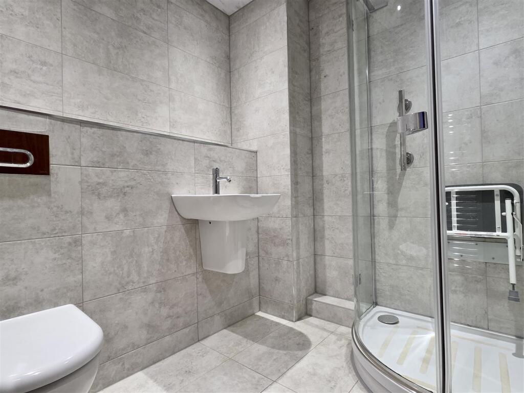 SHOWER ROOM/WC