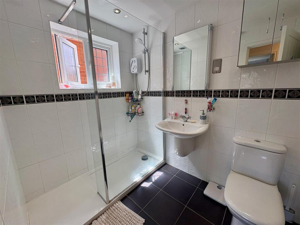 FAMILY SHOWER ROOM