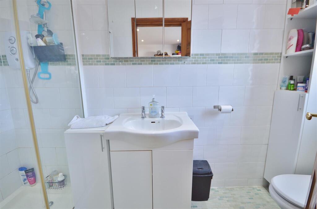EN-SUITE SHOWER ROOM
