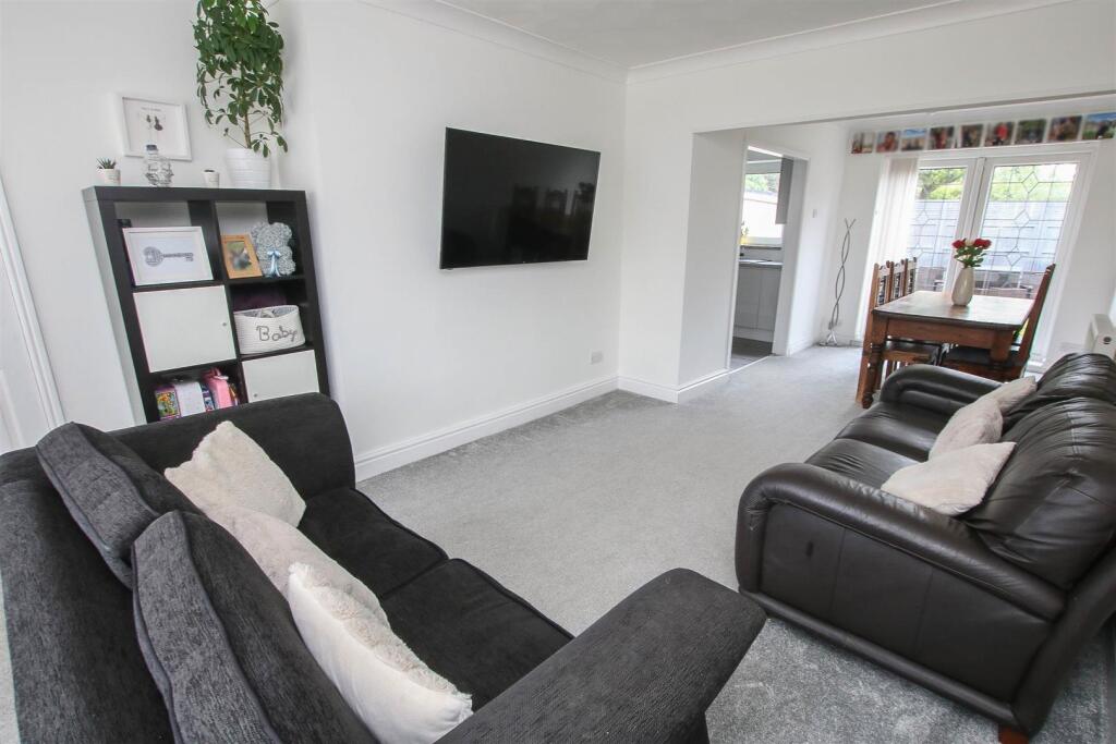 OPEN PLAN LIVING ROOM