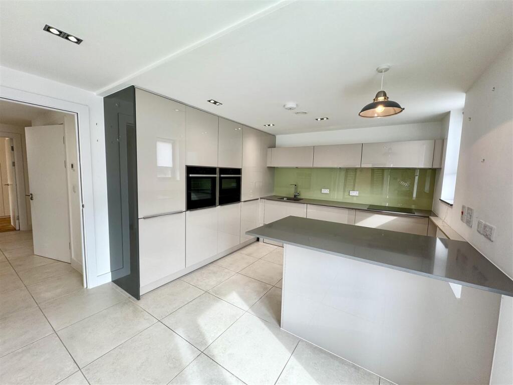 KITCHEN/FAMILY LIVING ROOM