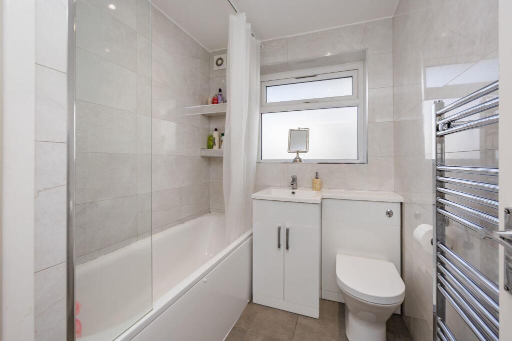 Hangleton Close 28 CLOAKROOM.jpeg