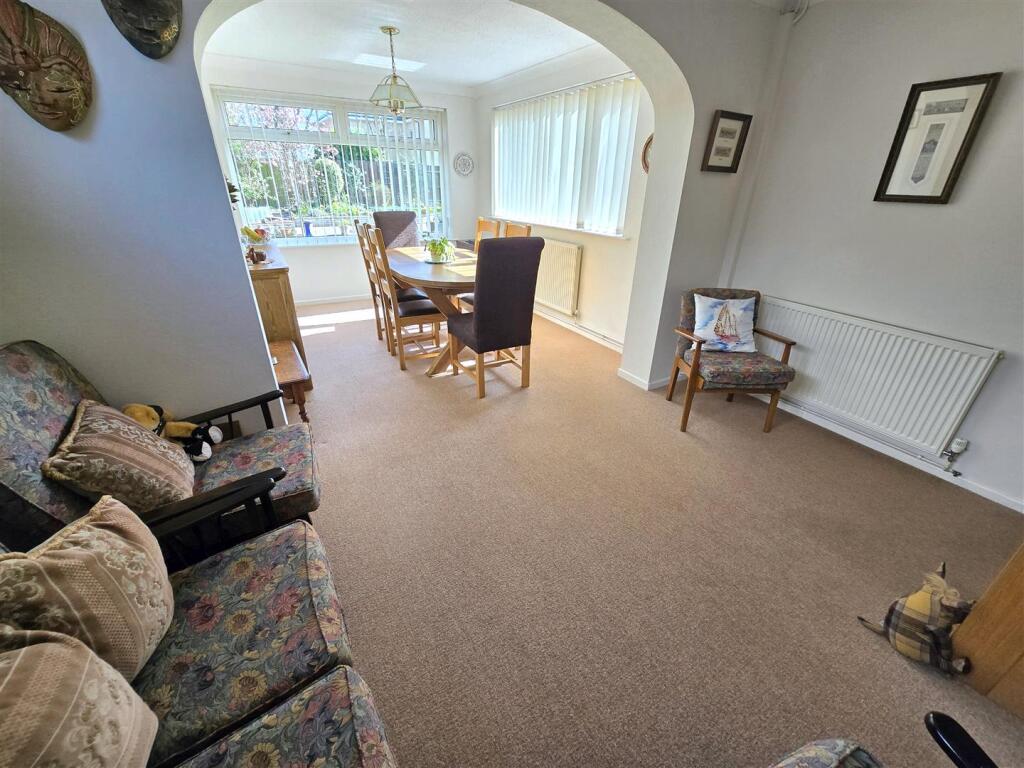 Sitting Room / Dining Room