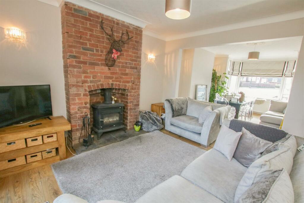 OPEN PLAN LOUNGE AND DINING AREA