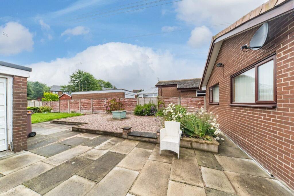 16 Tern Way side garden.jpg