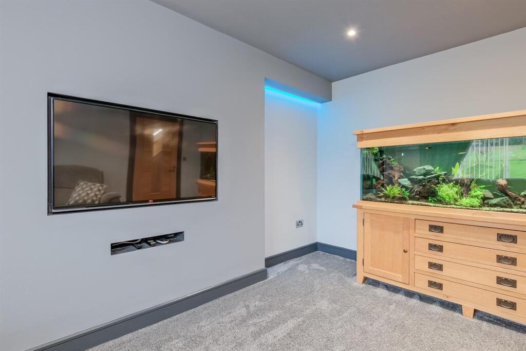 028-32 Kenmore Way, Carluke ML8 5RZ.jpg