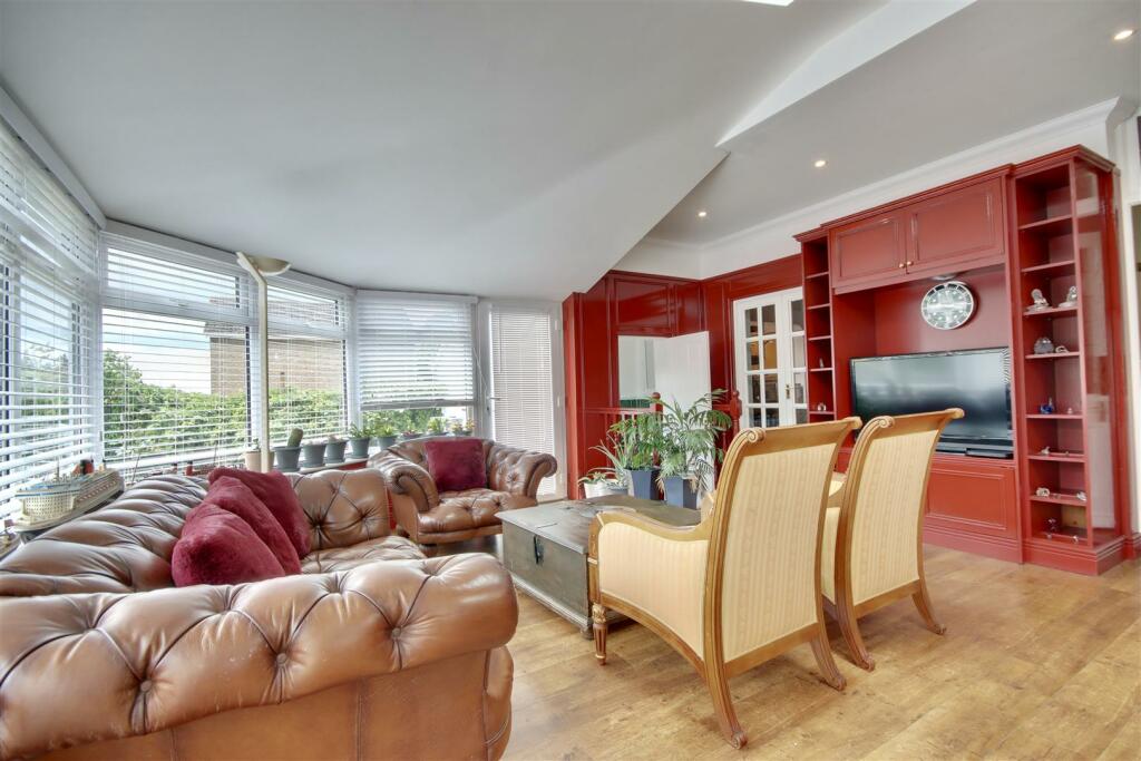 CONSERVATORY/FAMILY ROOM