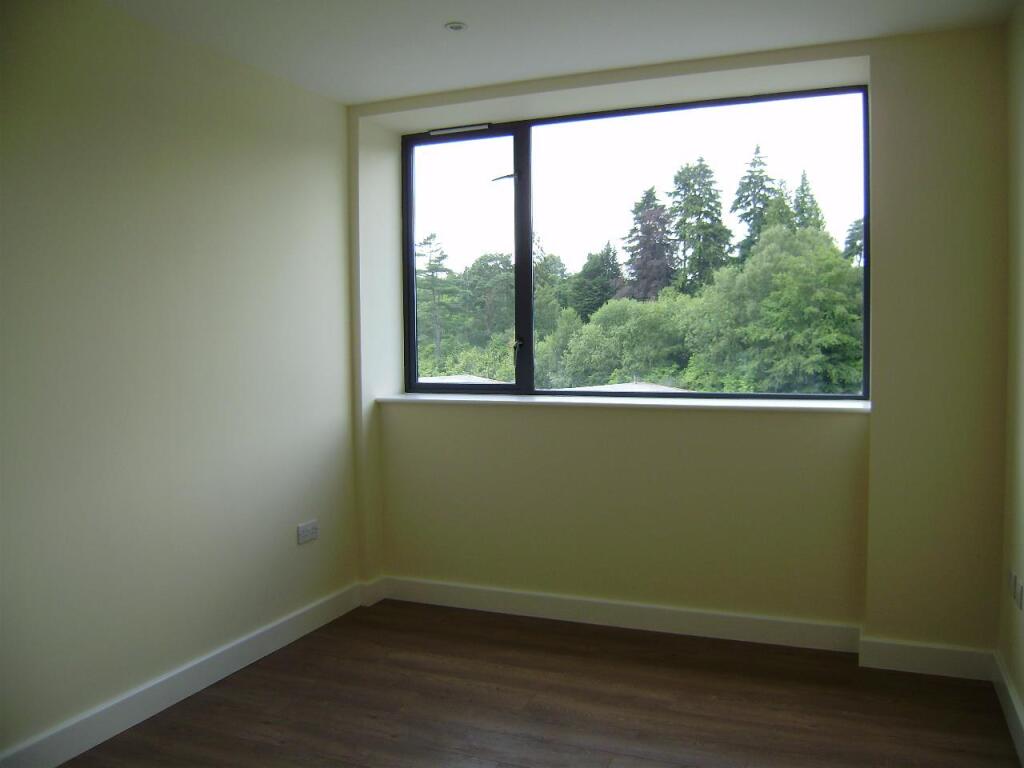 8 Haslemere House bedroom.jpg