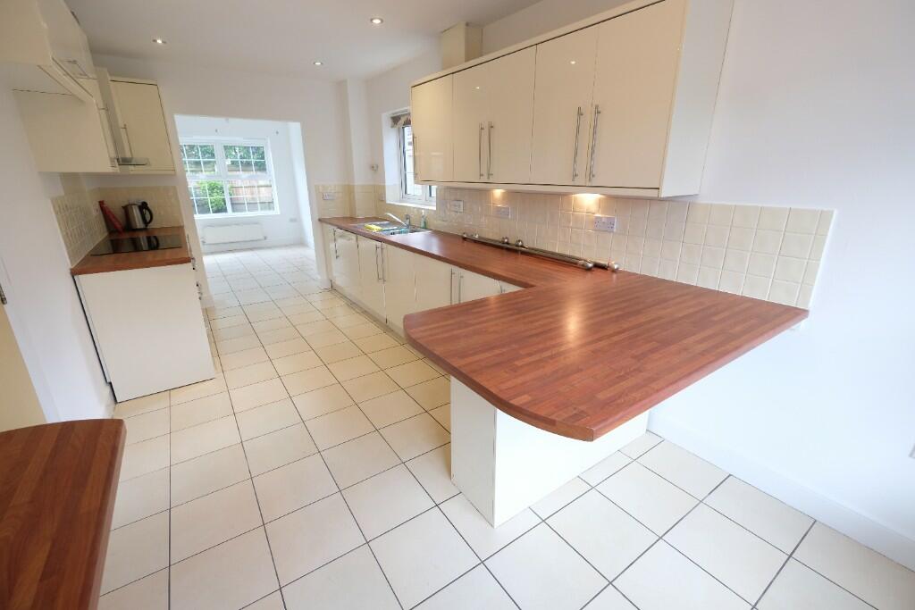 KITCHEN/BREAKFAST