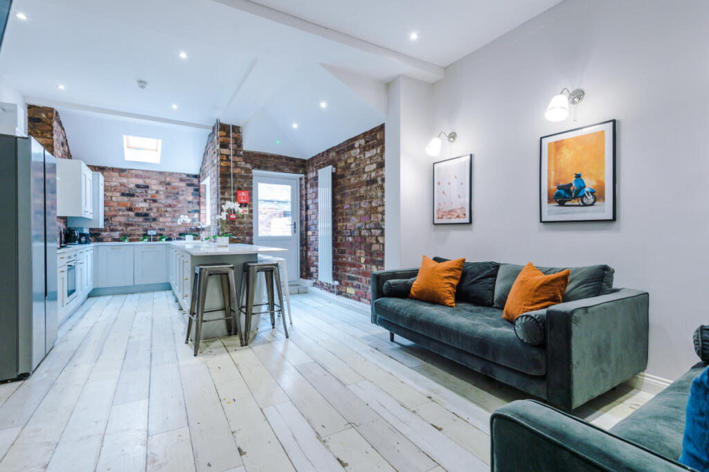 27 Woodcroft Road Living room 1